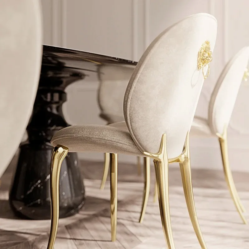 كرسي طعام إيطالي فاخر برأس أسد تصميم عصري عالي الجودة إطار نحاسي نقي بسيط خلفي من الفلانيل مقعد واحد فيلا فندقية منزلية