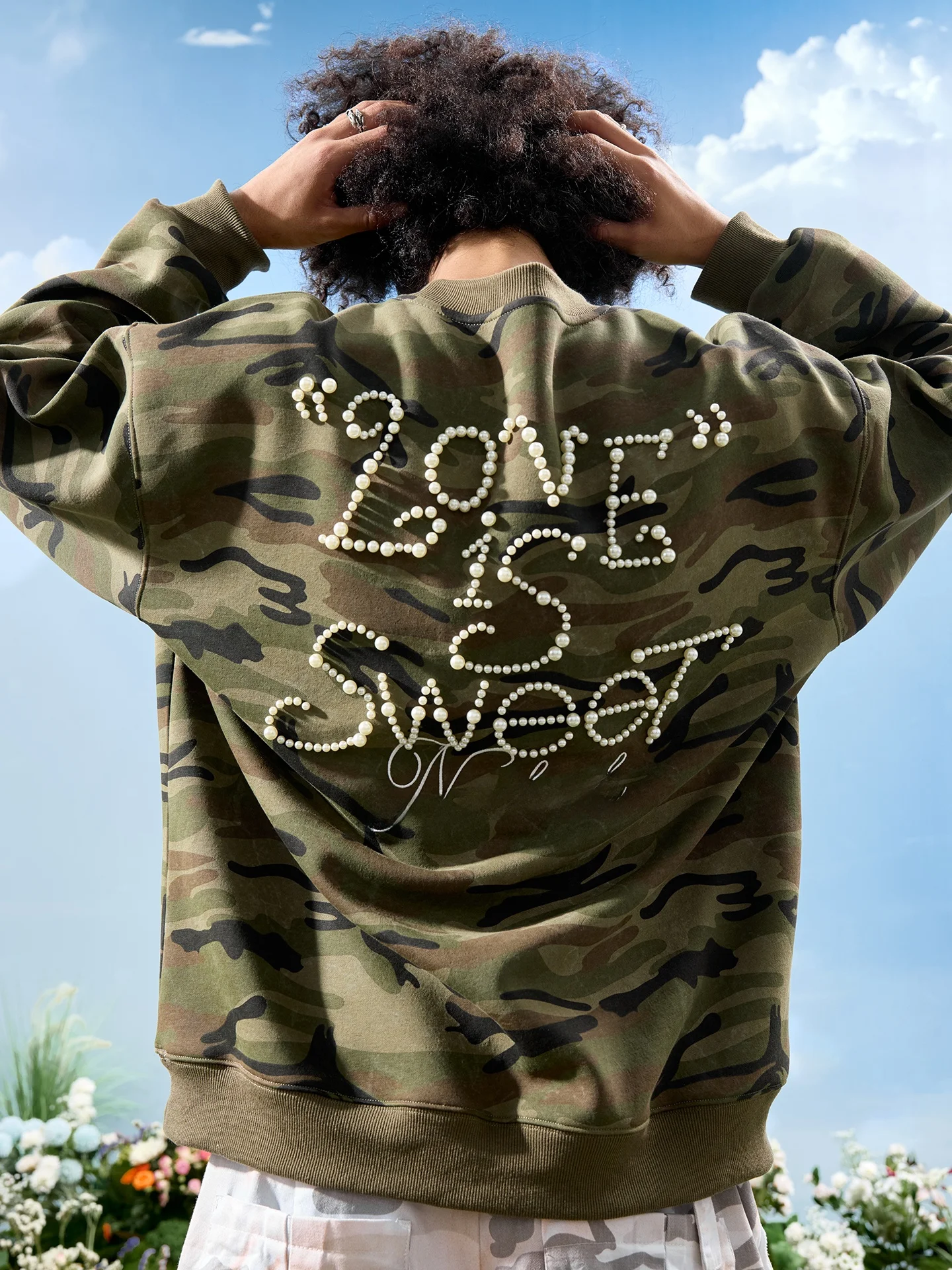 

Американский ретро-свитшот с камуфляжным принтом, вышивкой и перламутровыми буквами, новая весенняя коллекция