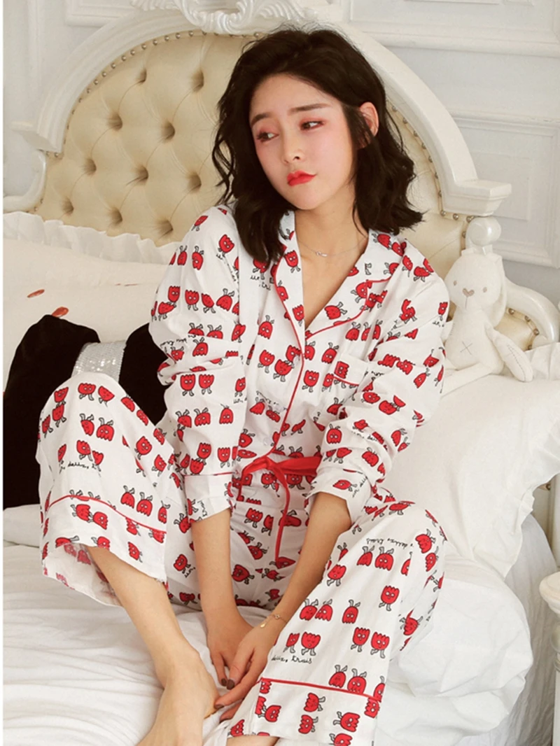 

Women's Casual Print Satin Pajama Set Long-Sleeve Lapel Top And Pants Chest Pocket Details Loose Relxed Fit Sleepwear Loungewear