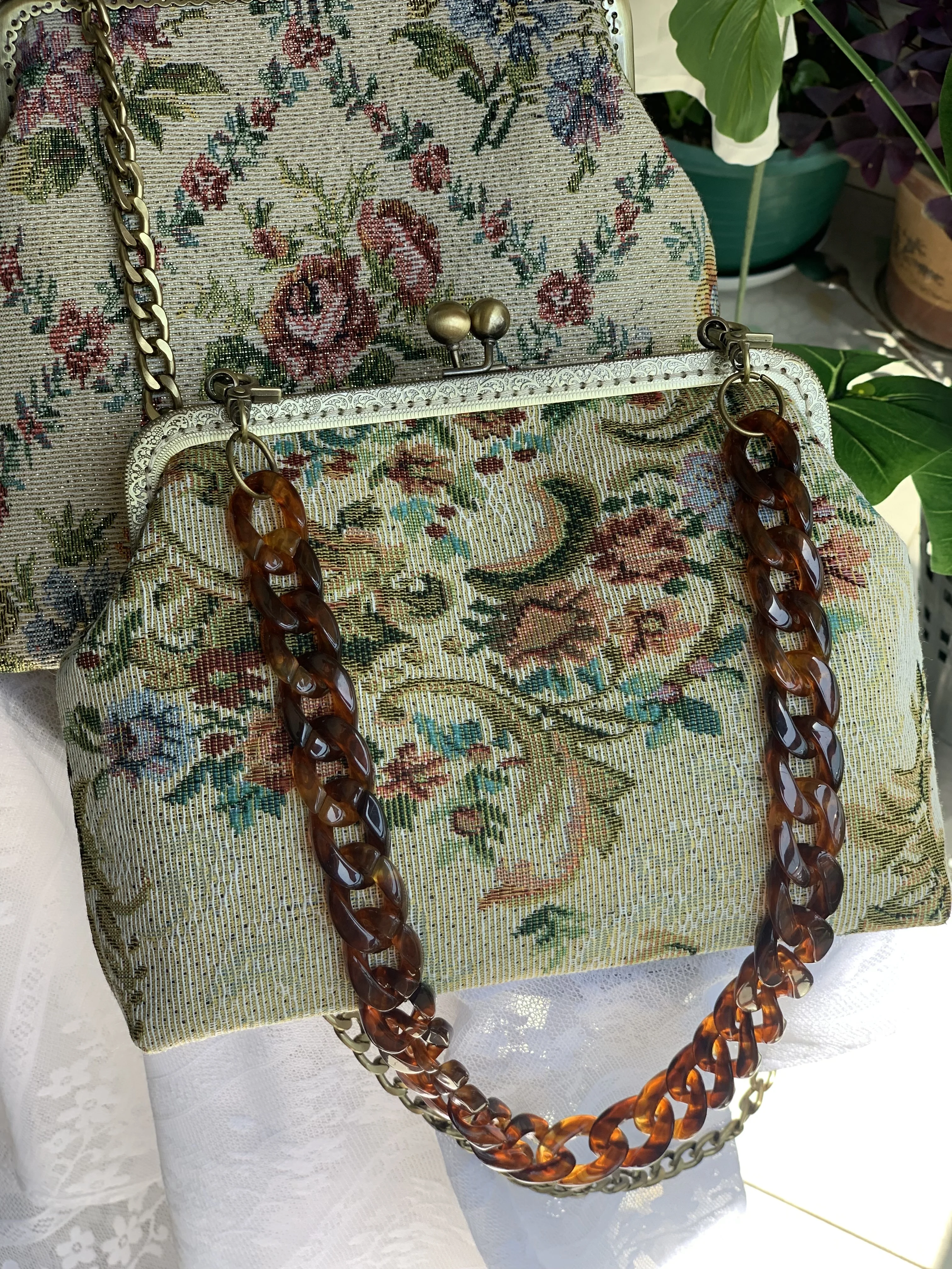 Lost in Vinatge Floral Tapestry Purse con cinturino a catena lunga in resina Gold-tone Metal Frame Kiss Lock borsa da sera pochette Versatile