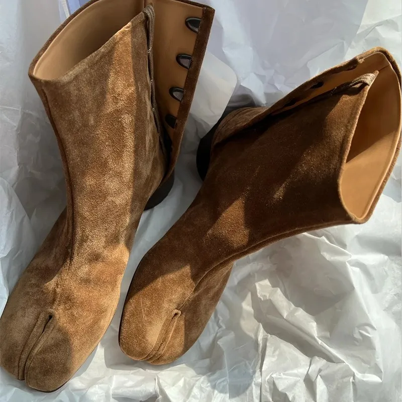 

Версия из воловьей кожи ~ Кожаные ботильоны со свиной штрирой. Женские винтажные ботинки челси без шнуровки на среднем каблуке. Док Мартинс на толстом каблуке.