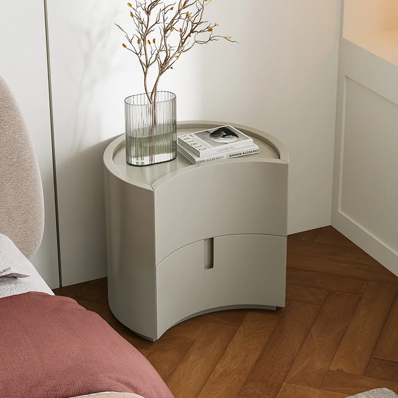 Italienischer minimalistischer Nachttisch aus massivem Holz, Halbmond-Aufbewahrungsschrank, Schlafzimmer, heller Luxus-Nachttisch
