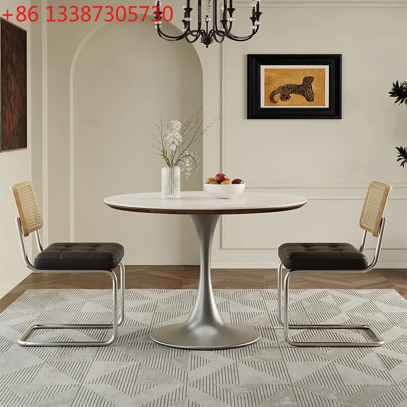 

Обеденный стол из травертиновой каменной плиты в старинном стиле, домашняя маленькая квартира, небольшой круглый стол в стиле ретро