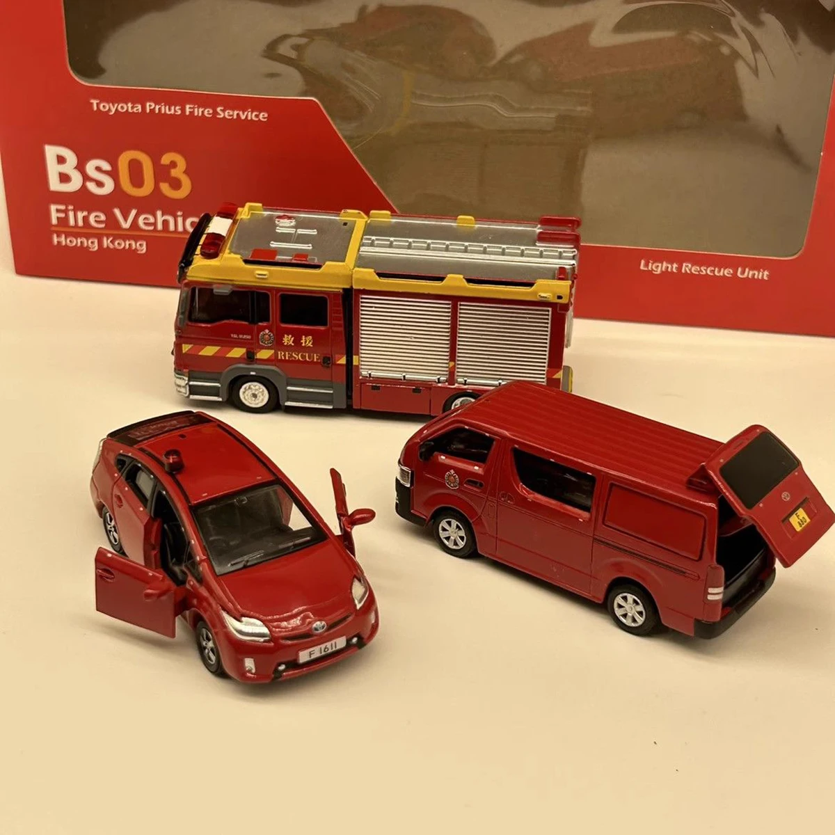 TINY BS03 Hong Kong fire engine set new original package light rescue unit Toyota Sea Lion Prius open door alloy car model