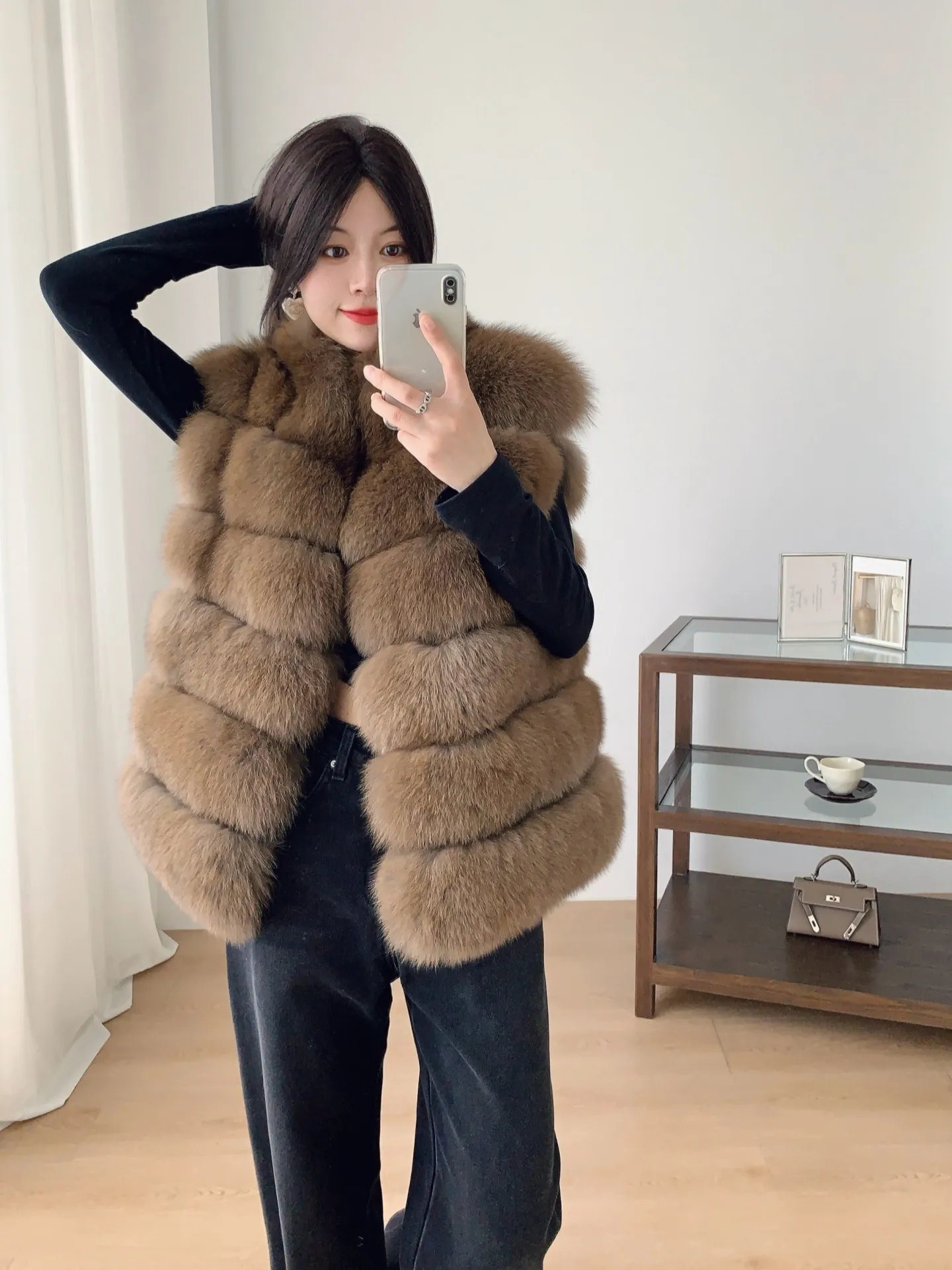 The new autumn and Winter collection Features a light luxury full leather fur backcoat with a horizontal stand-up collar and