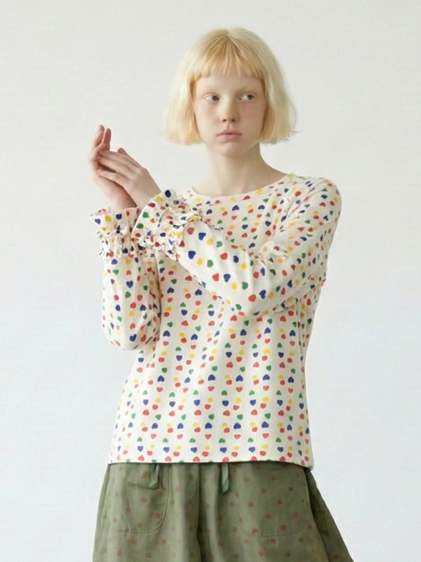 

imakokoni 2025 Осенне-зимняя универсальная повседневная футболка с длинным рукавом, отделкой кружевом и красочным принтом в виде сердец 255309