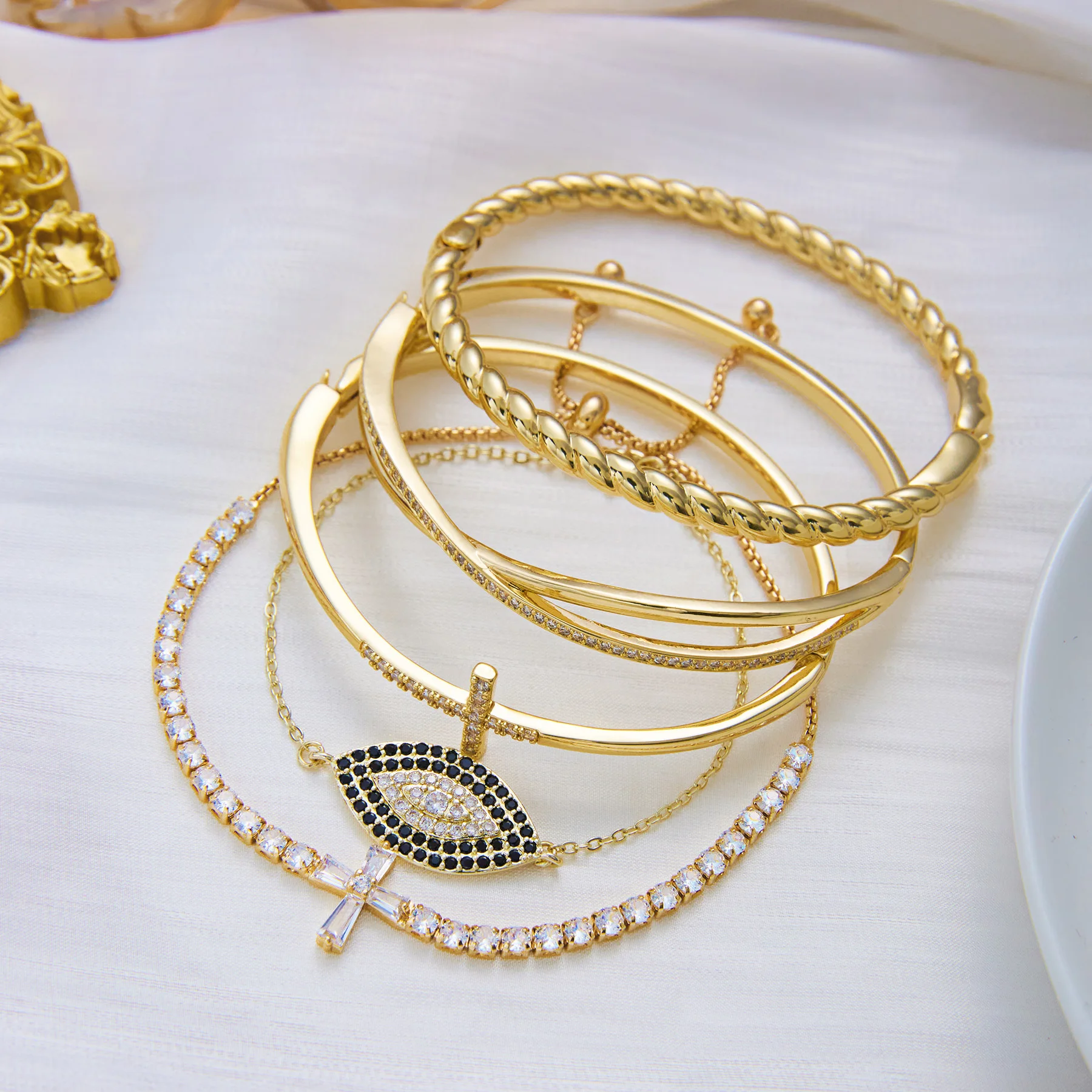 Trendige Vergoldete Edelstahl-Armreifen für Damen und Herren Funkelnde Kubische Zirkonia CZ Kreuz-Armreifen Charms Party-Schmuck Geschenke – Detail 6