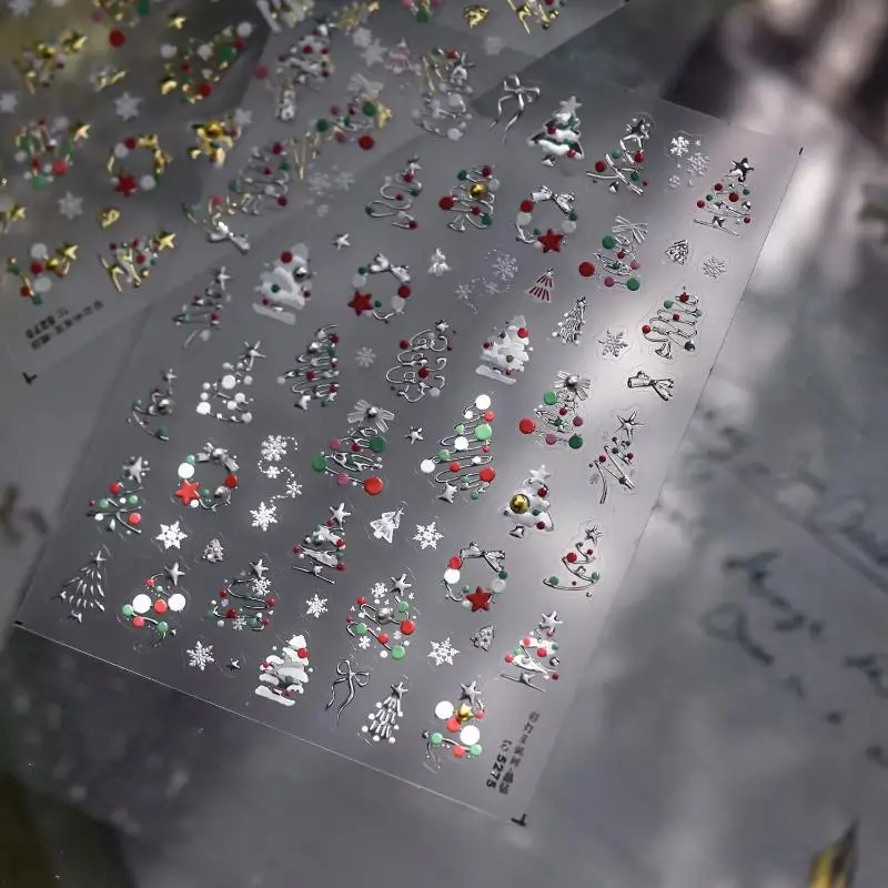 3D-Weihnachts-Nagelkunst-Aufkleber mit glänzenden goldenen Weihnachtsbaum- und Schneeflocken-Designs, perfekt für DIY-Maniküre und festliche Nageldekorationen. – Detail 11