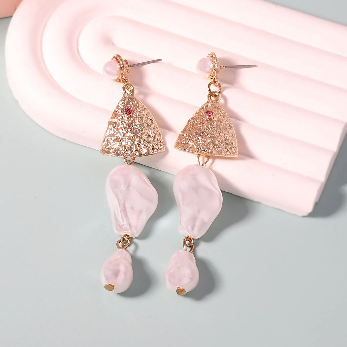 Fashion irregular imitation pearl special-shaped gold fishbone personality niche earrings, versatile casual daily women