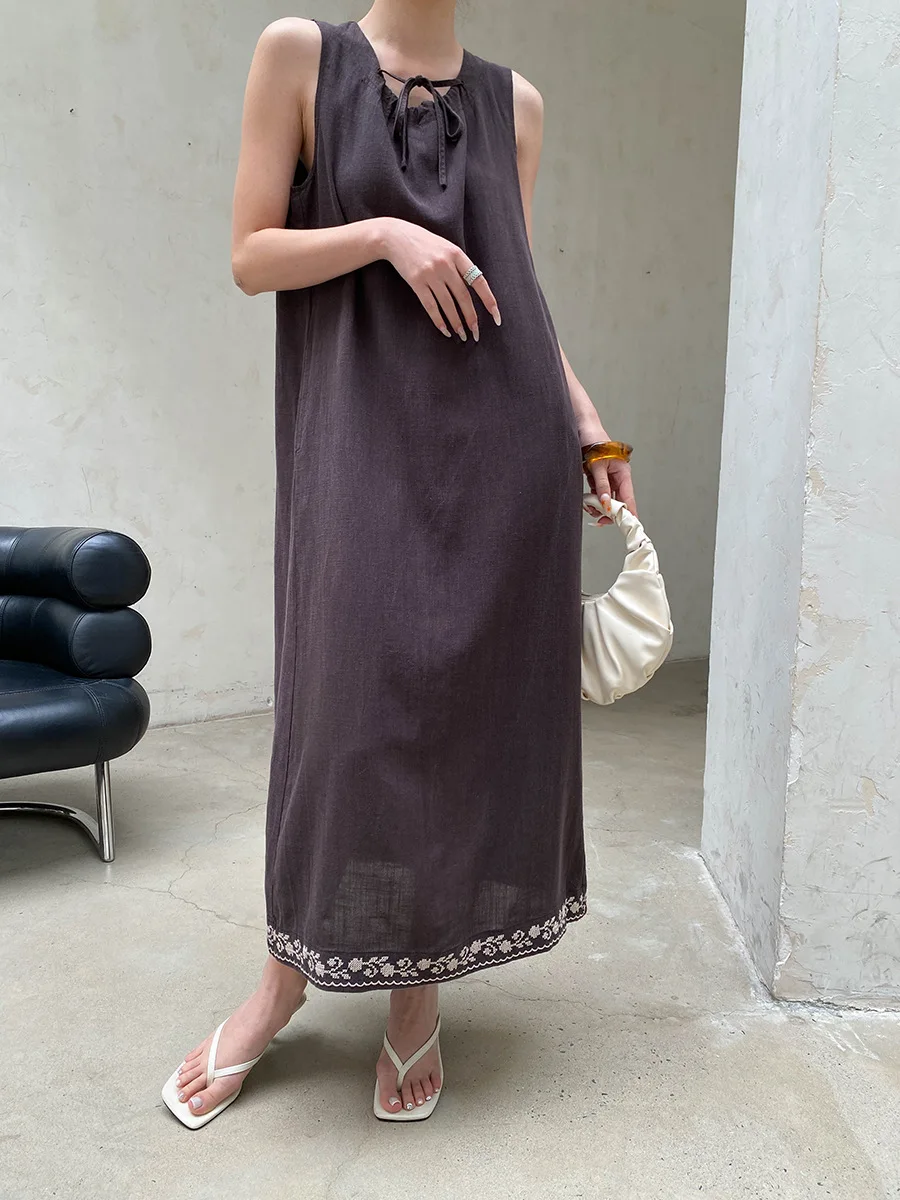 Sommerliches Damenkleid, lässig, einfarbig, mit Schnürung, besticktem Saum, ärmellos, im Westen-Stil. – Detail 14