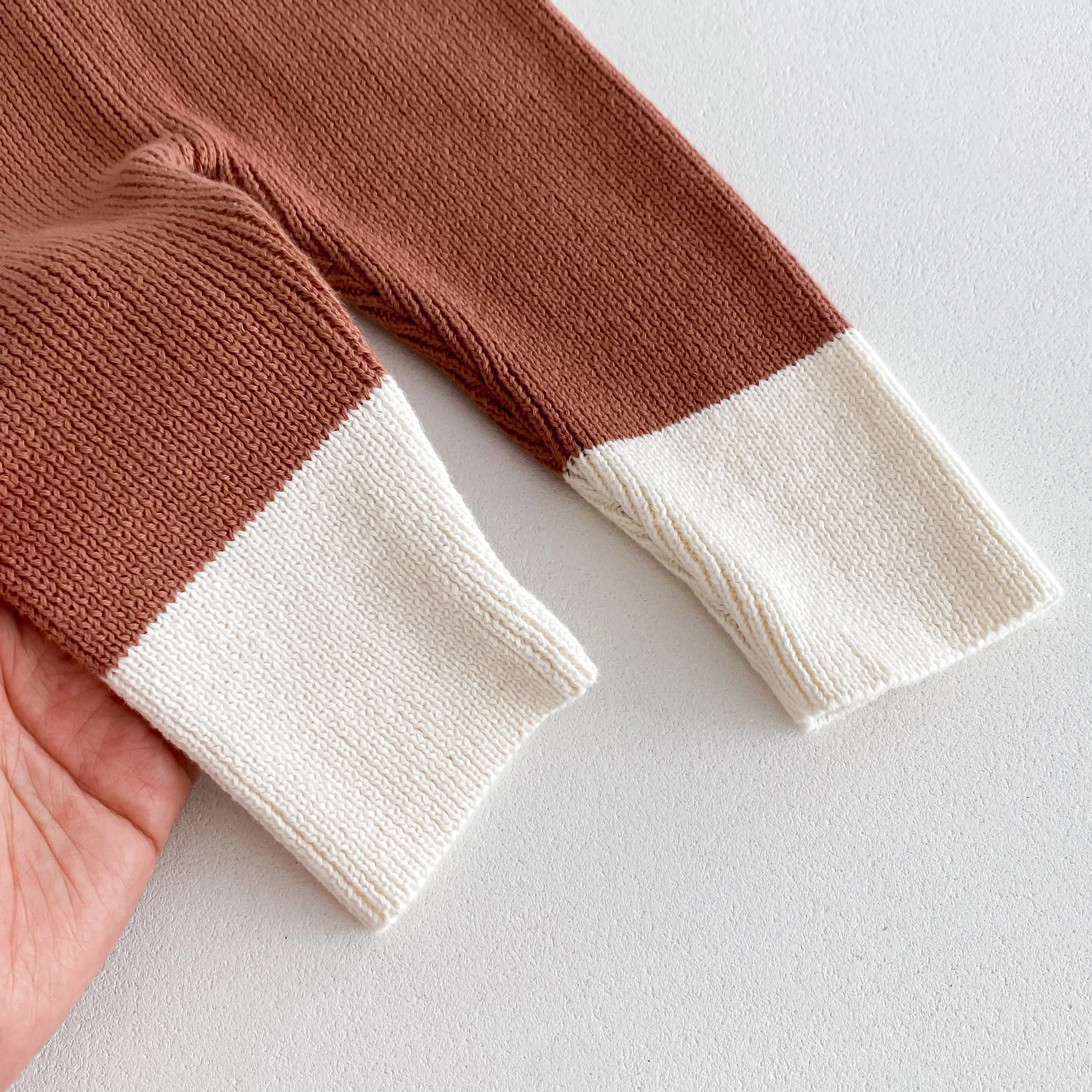 Herbstliches Strickpullover-Set für Babys, Jungen und Mädchen, lockeres, gestreiftes Oberteil mit modischen Hosen mit Patchwork-Muster. – Detail 11