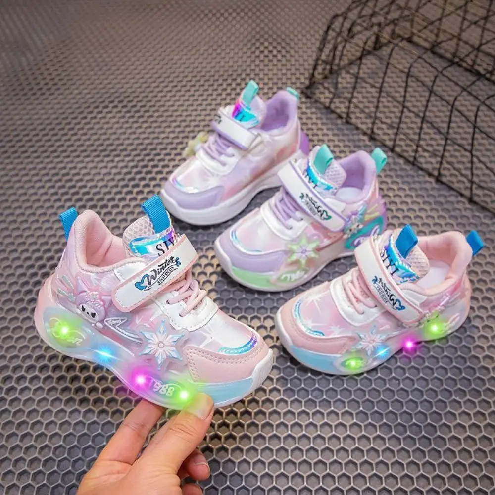 

Kawaii Sanrio Kuromi повседневная обувь для девочек, новый стиль, уличная спортивная обувь со светодиодной подсветкой, Нескользящие кроссовки с героями мультфильмов, детские кроссовки