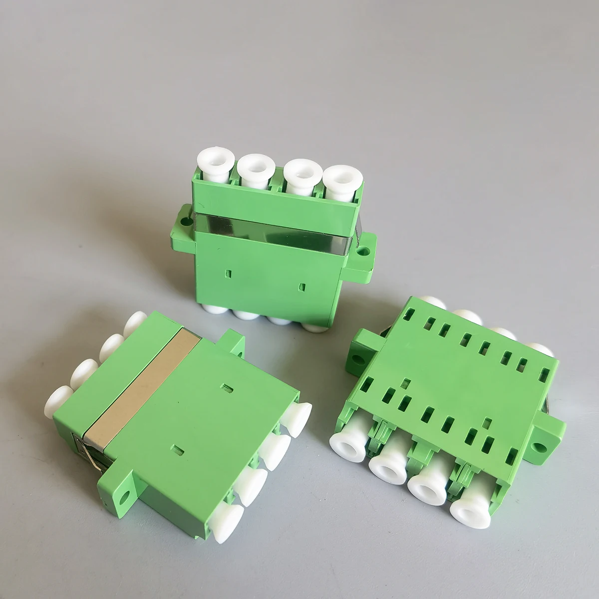 Adaptateur à bride LC/APC à 4 ports, coupleur de fibre optique durable pour connecteurs LC/APC multicœur, idéal pour les réseaux à grande vitesse