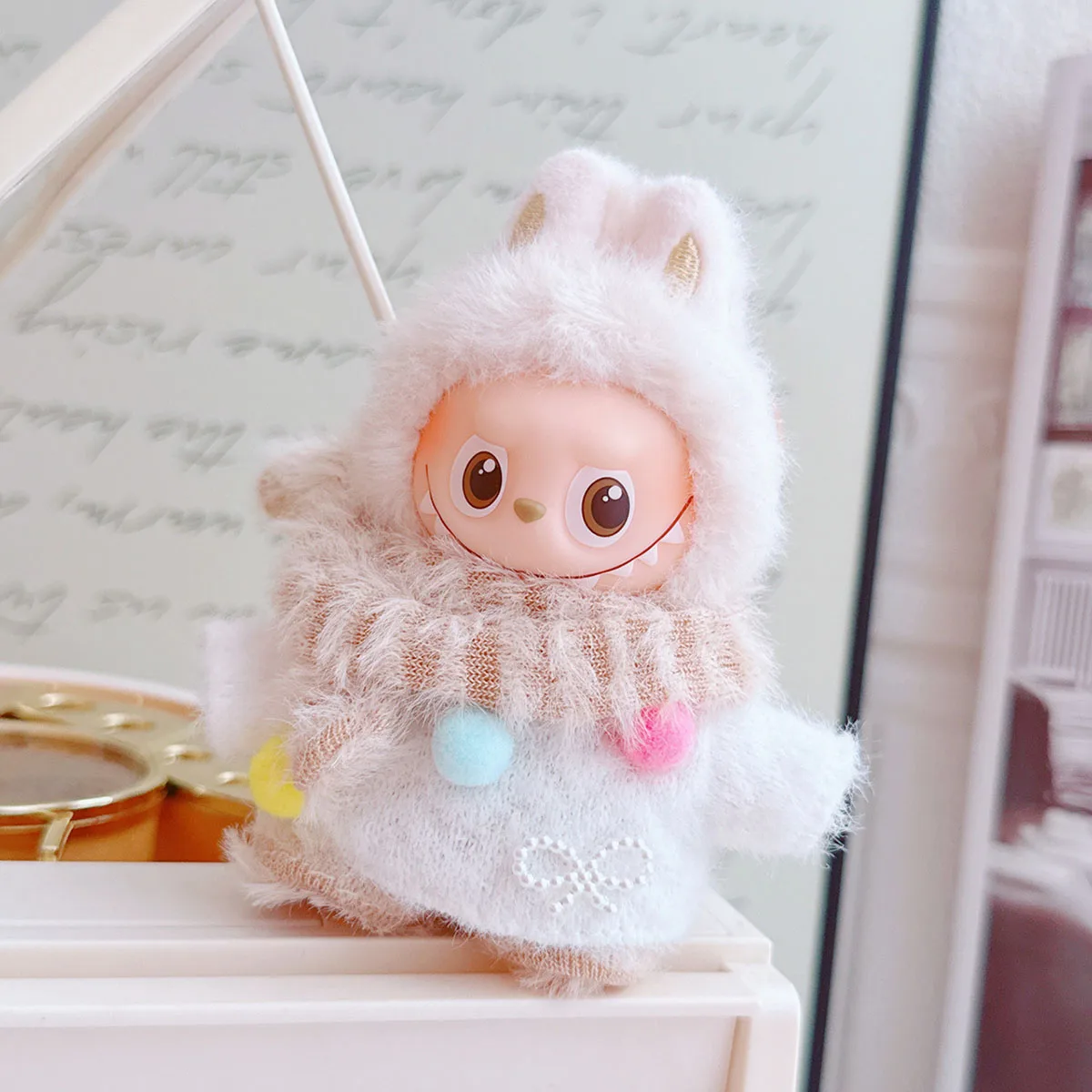 【Senza bambola】Mini vestiti per bambole di peluche per Labubu 4.0 Maglione Pantaloni color caffè Sciarpa Accessori per abiti Abbigliamento per bambole