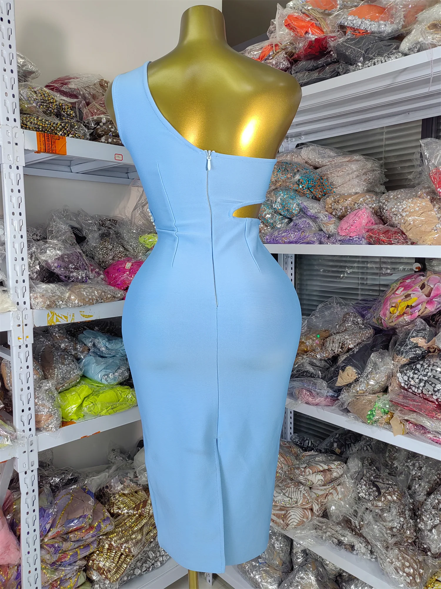 Venta de fábrica, vestido clásico del vendaje para mujer, azul cielo, un hombro recortado, bordado de perlas, hasta la rodilla, vestidos de fiesta de calle