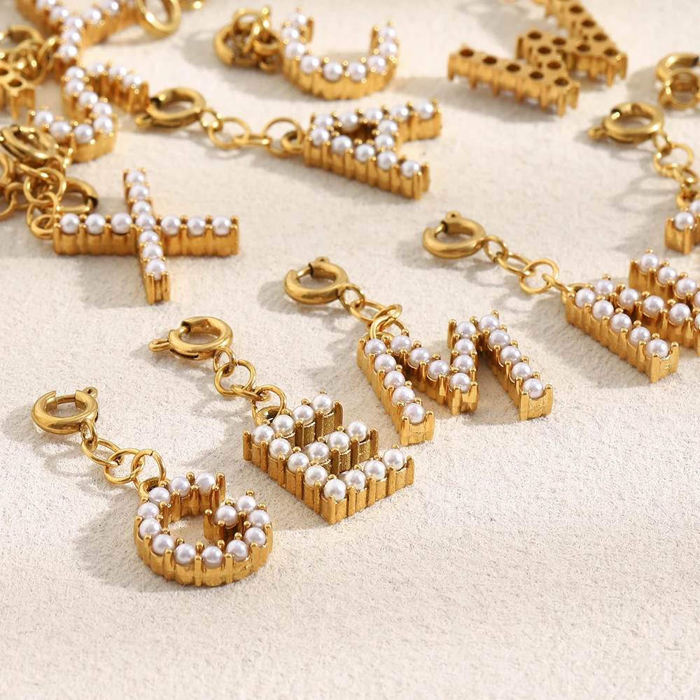 E.B.belle Hebilla de primavera Perla 26 Letras Colgante Charm Acero inoxidable 316L Chapado en oro de 18 quilates DIY Pendientes Collar Joyería