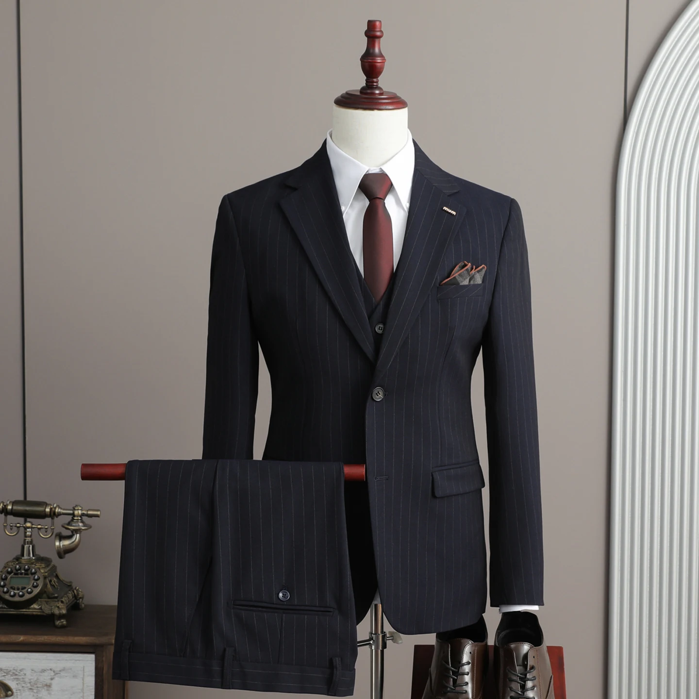 

Стильный и крутой повседневный деловой костюм-тройка в полоску на осень 2023 года, высококачественный свадебный костюм.