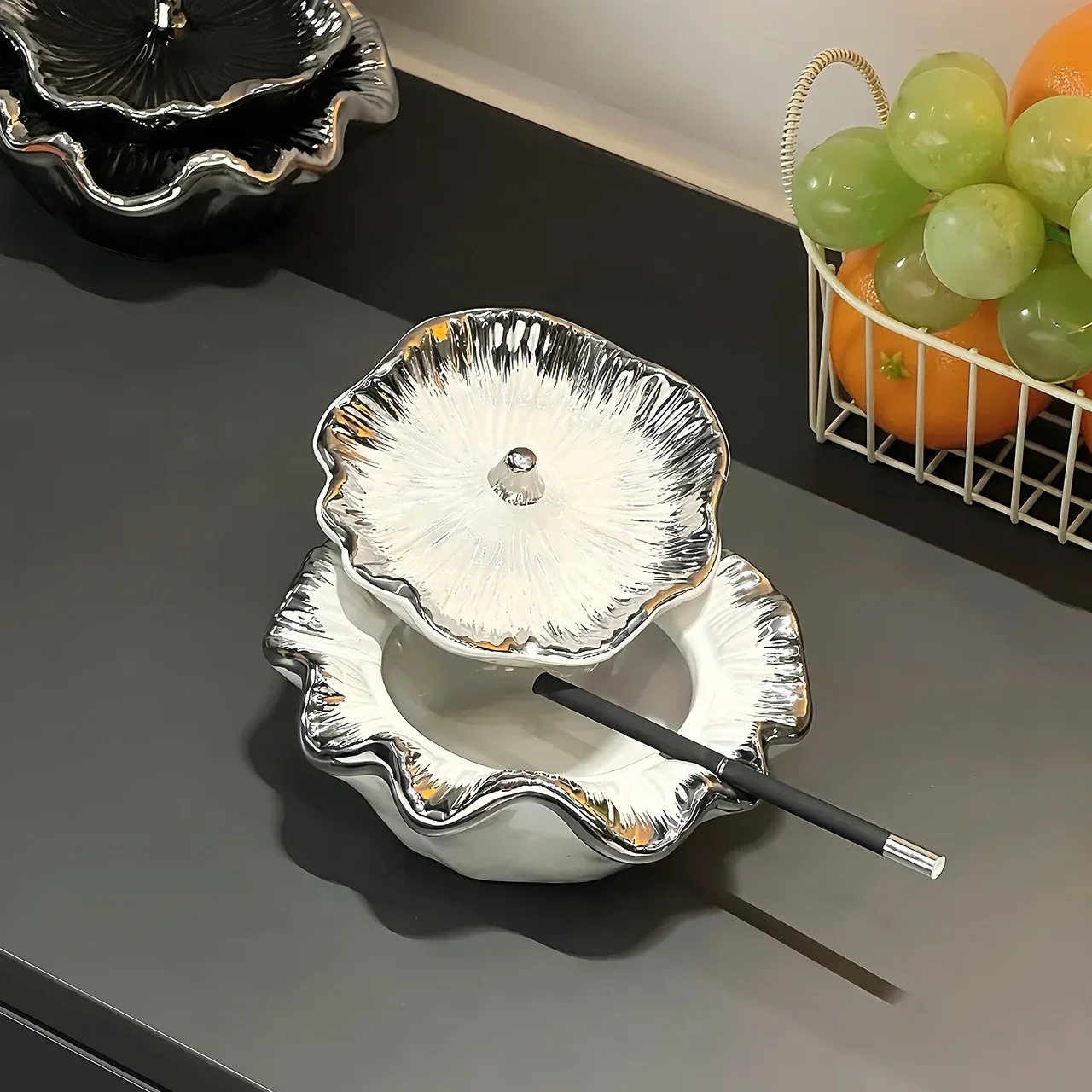 YJQ light luxury lotus leaf ashtray with lid creative living room home office ashtray