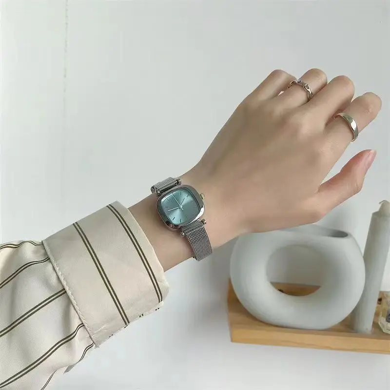 

Студентка Квадратные кварцевые наручные часы Модные маленькие ретро-арт-часы Темперамент Простые часы со стальным сетчатым ремнем Оптовая продажа