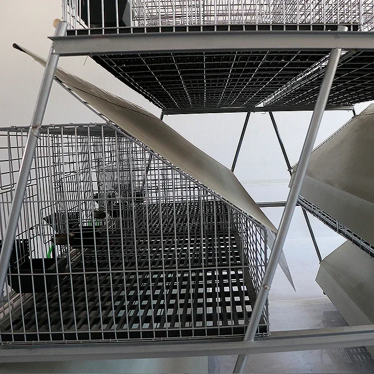 Klatka dla królika z zewnętrzną, dzieloną karmniczką.