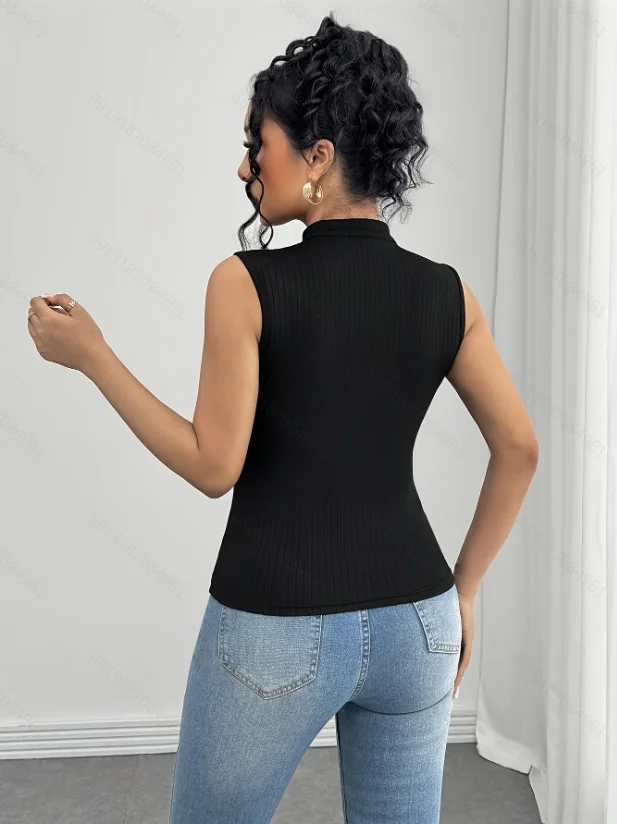 Summer fashionable and stylish neckline top with a sense of design