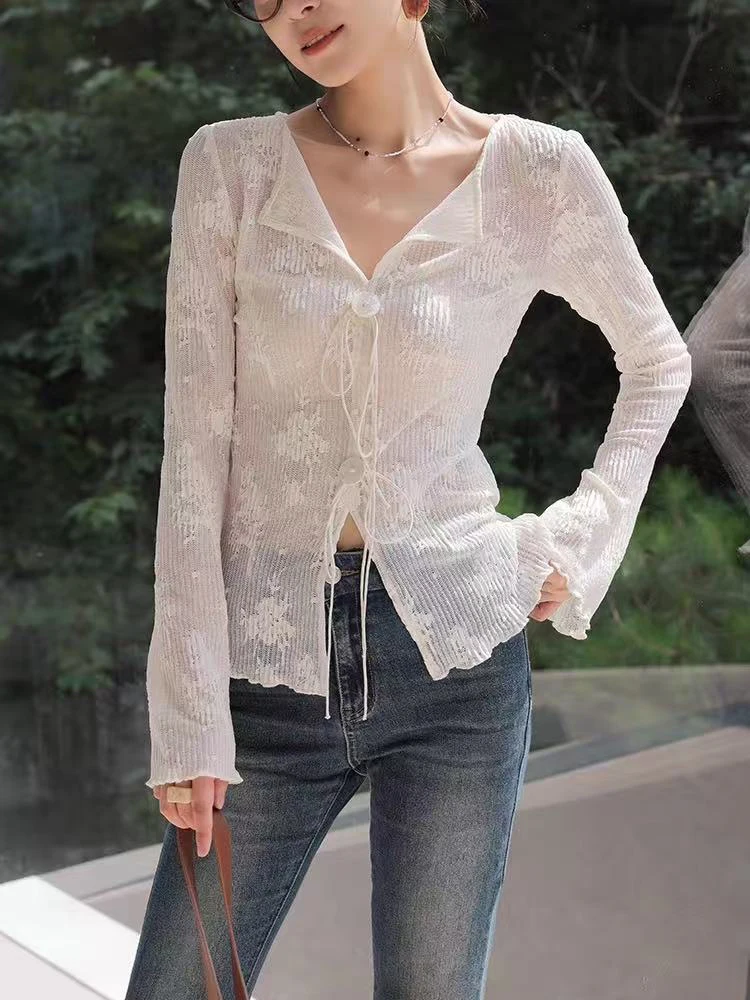 

Новая женская блузка Y2K с цветочной вышивкой, французский стиль, сексуальная, прозрачная, тонкая, летняя, роскошная, с V-образным вырезом, на шнуровке, белая.