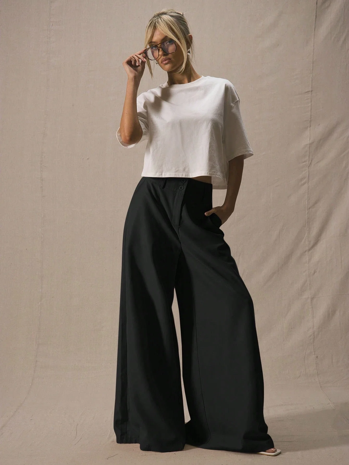 

Брюки с очень широкими штанинами, высокая талия, однотонные, элегантные, для делового повседневного стиля