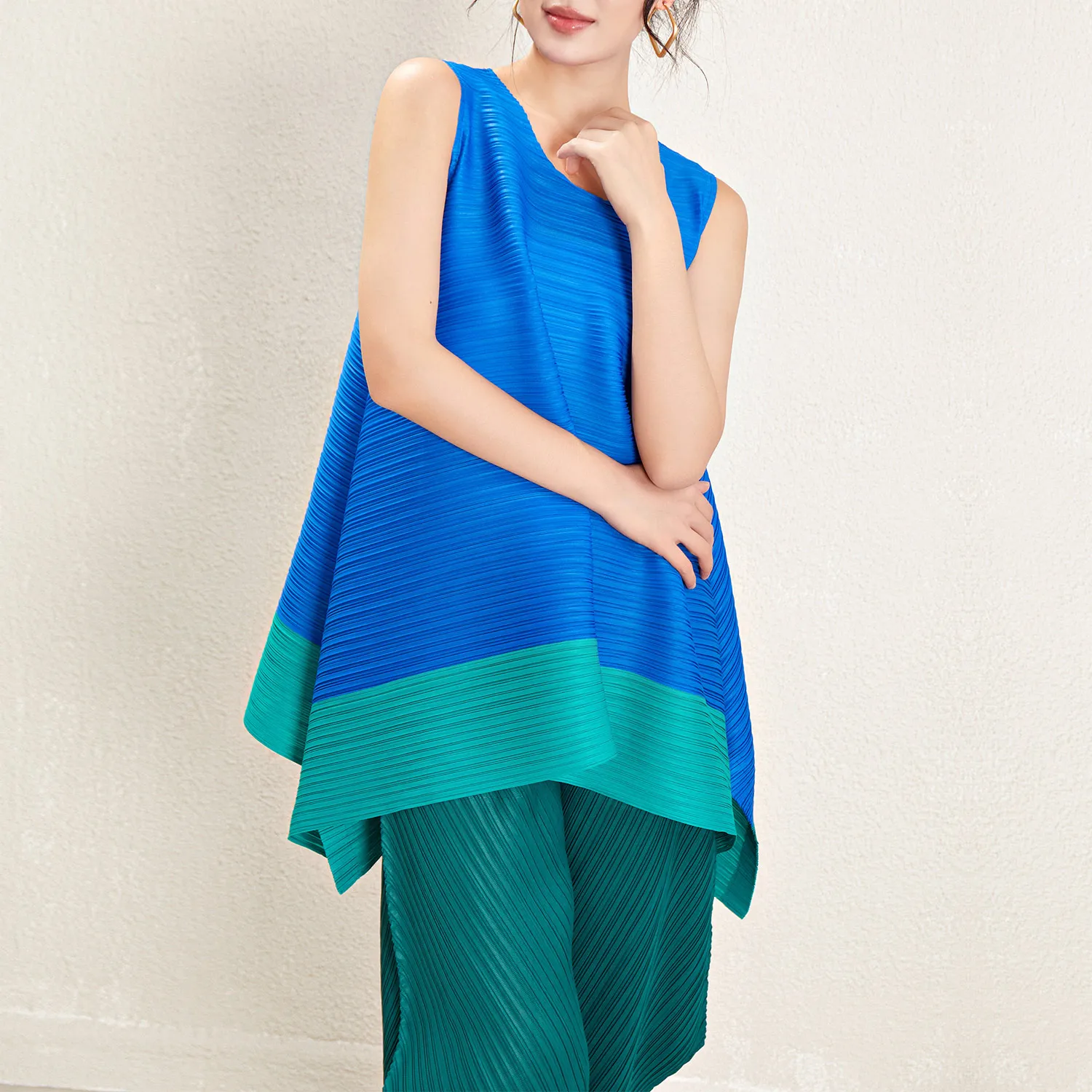 

New 2025 Miyake Pleated Contrast Color Vest Dress Women's Casual Design Loose Large Size Sleeveless Vest Top
