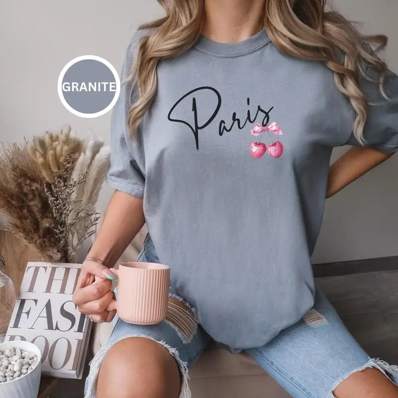 Paris Lover T-Shirt mit Kirschen für Reisen Francophile Memento aus City Of Lights Memorabilia Bachelorette Trip Group