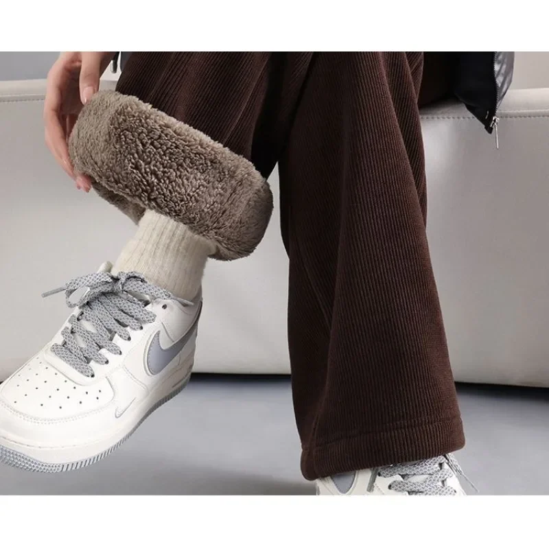 سروال قصير واسع الساق للنساء باللونين البيج والأبيض عالي الخصر ثنى سروال قصير صغير غير رسمي مبطن بالصوف مستقيم