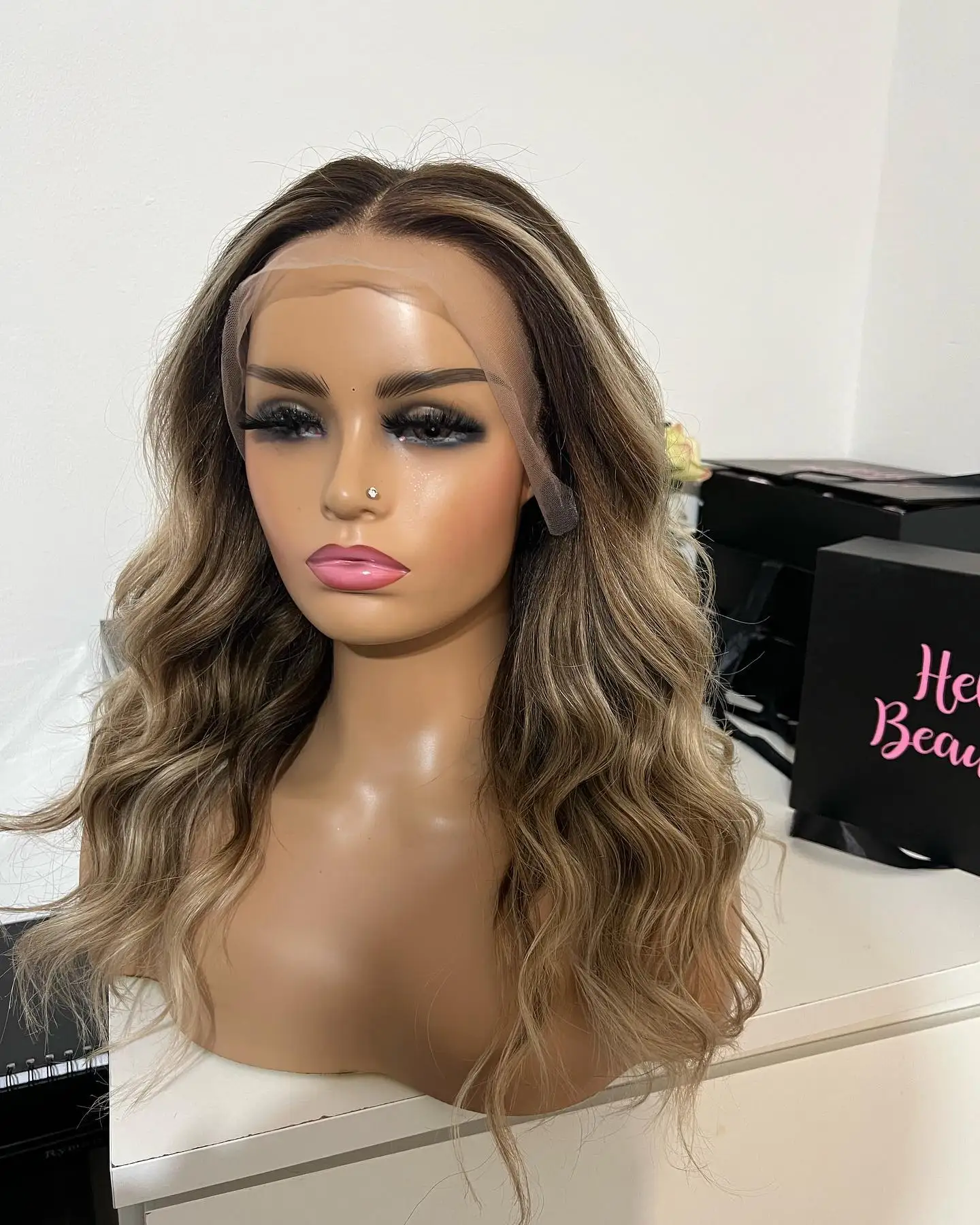 

Высококачевые парики Shoudler Свободная волна Средняя часть парика Светло-русый парик смешанного цвета Предварительно выщипанный парик из натуральных волос Высококачественный парик