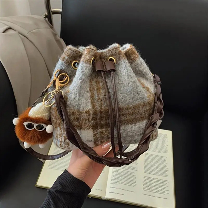 Tweed-Karo-Umhängetasche mit Kordelzug, klassische karierte Damenhandtasche, Retro-Make-up-Tasche, elegante Herbst-/Wintertasche – Detail 7