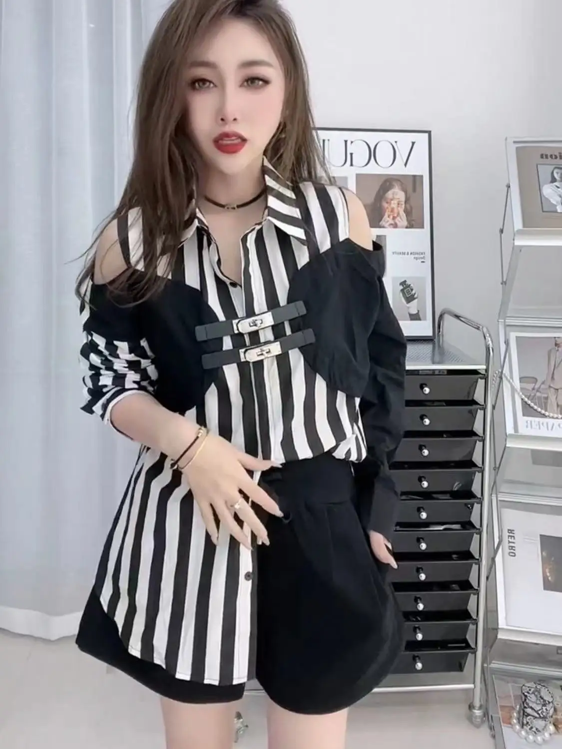 European Station Fashion High-end Contrasting Color Off Shoulder Shirt Women Autumn Stripes Niche Chic Unique Fake Two-piece Top