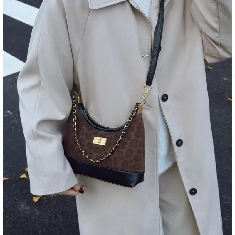 

Elegant Crossbody Bag Retro Small Fragrance Style New Fashionable Underarm Shoulder Bag High-end Western-style Diamond Grid C