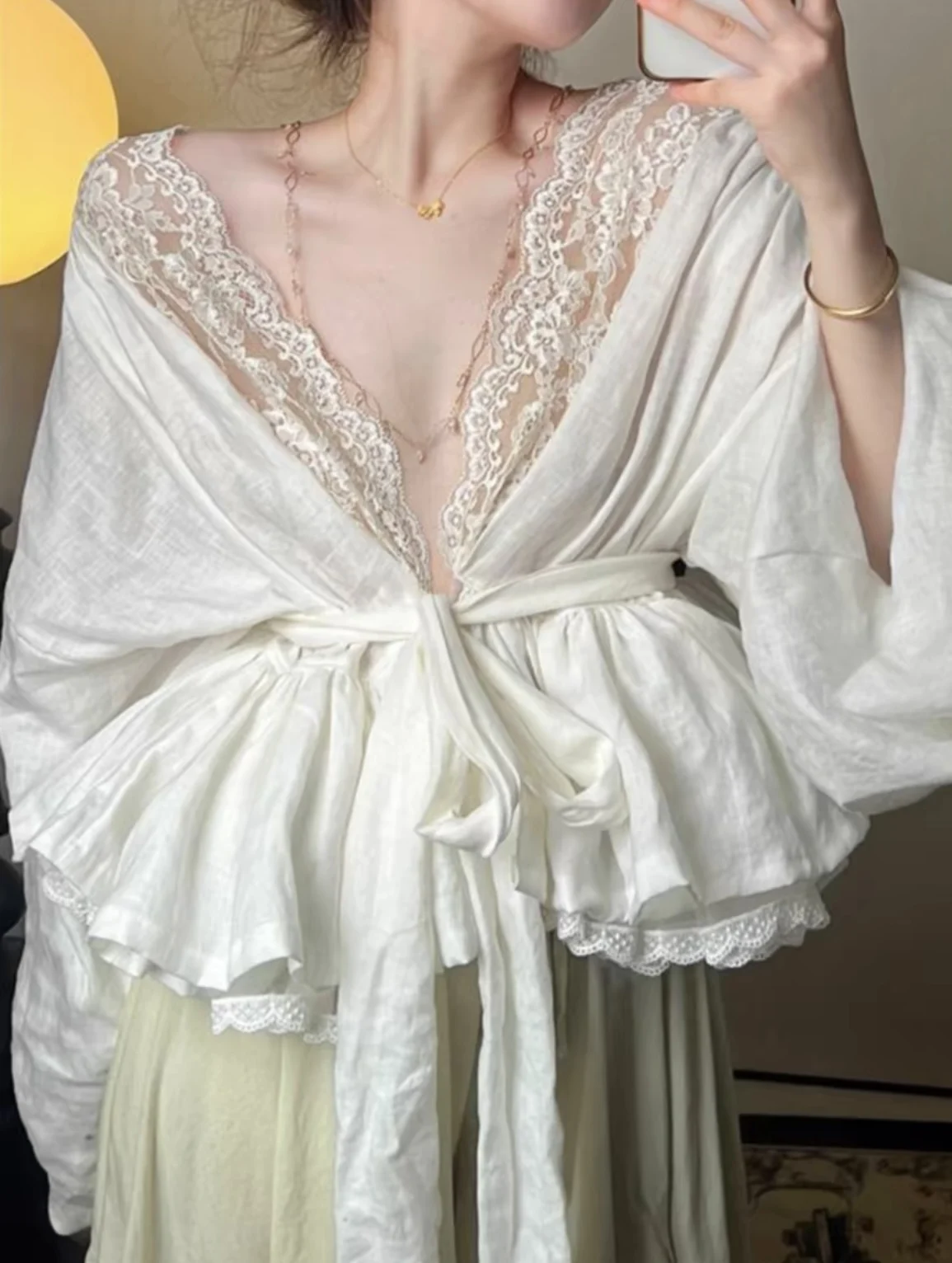 レーストリムVネックロングスリーブ女性用サマートップ、ウエストシェイプ、美しいトップス、フレンチスタイル、ピュアカラーボタンD...