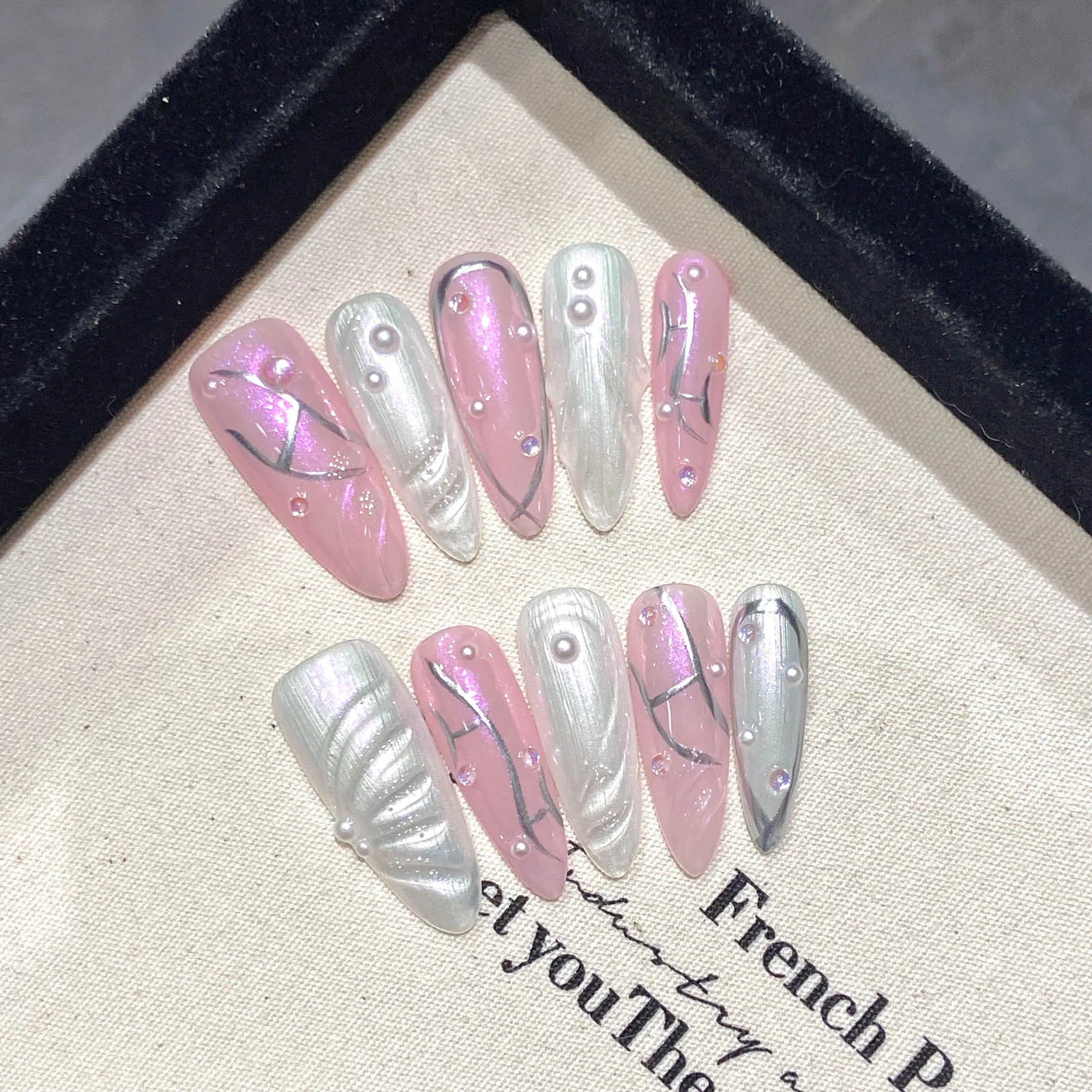 

Handmade Press On Nails Pink White Glossy Cat's Eye False Nail Tips Sweet Wearable Long Almond Fake Nail Patch With Pearl Decors