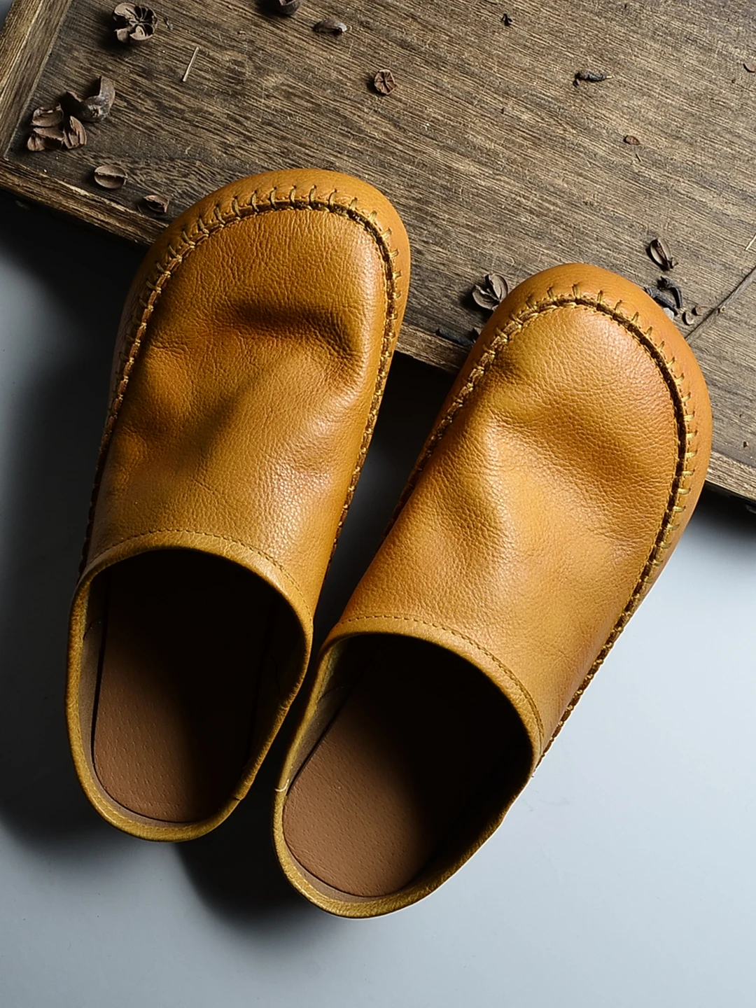 Retro Women's Leather Slip-On Flats Comfortable Soft Bottom Casual Slippers round Toe Flat Heel Deep Opening Color 