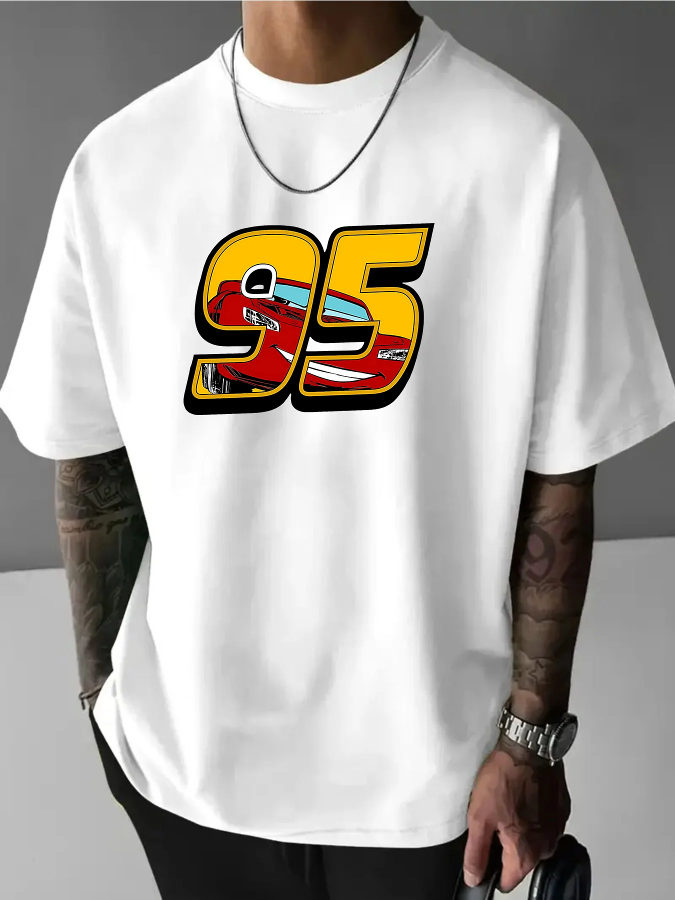 Camisa deportiva informal de manga corta, color retro brillante, número 95 de carreras y estampado de coche vintage, tela transpirable rosa adecuada