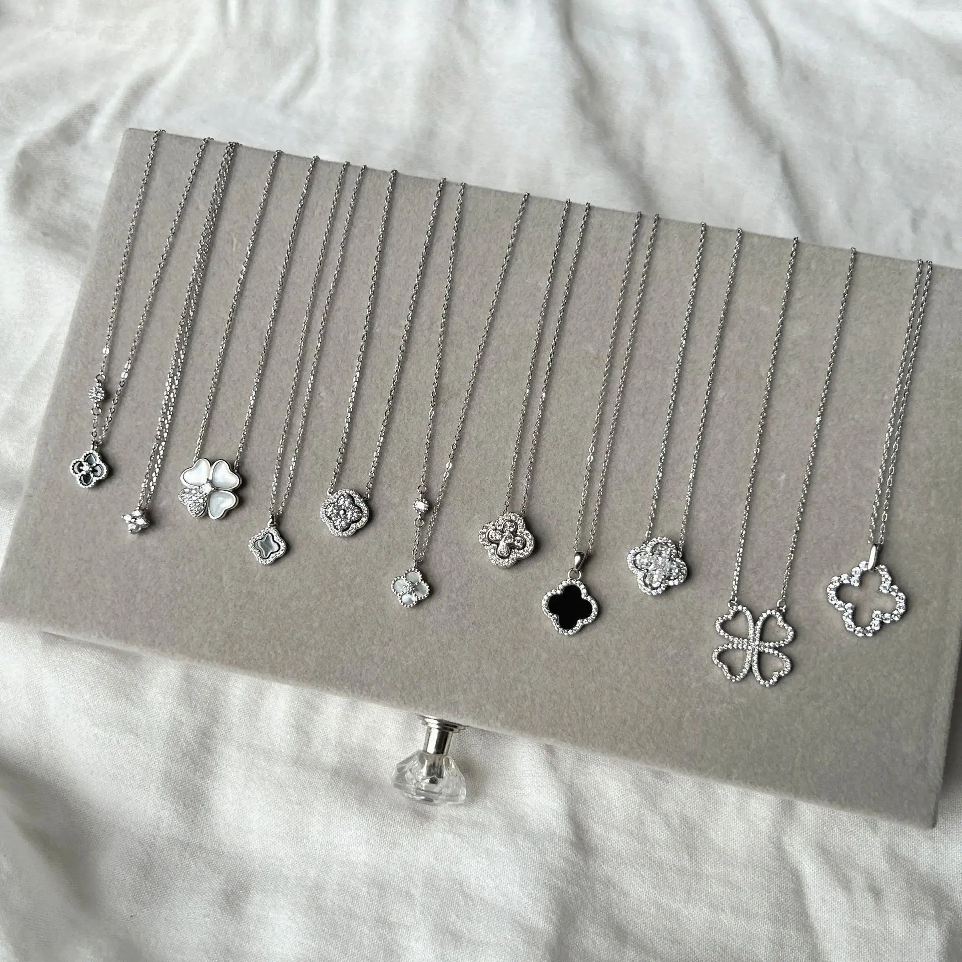 

S925 Sterling Silver Fine Pendant Necklace for Female Exquisite Inlaid Four-leaf Clover Hollow White Fritillary Black Agate