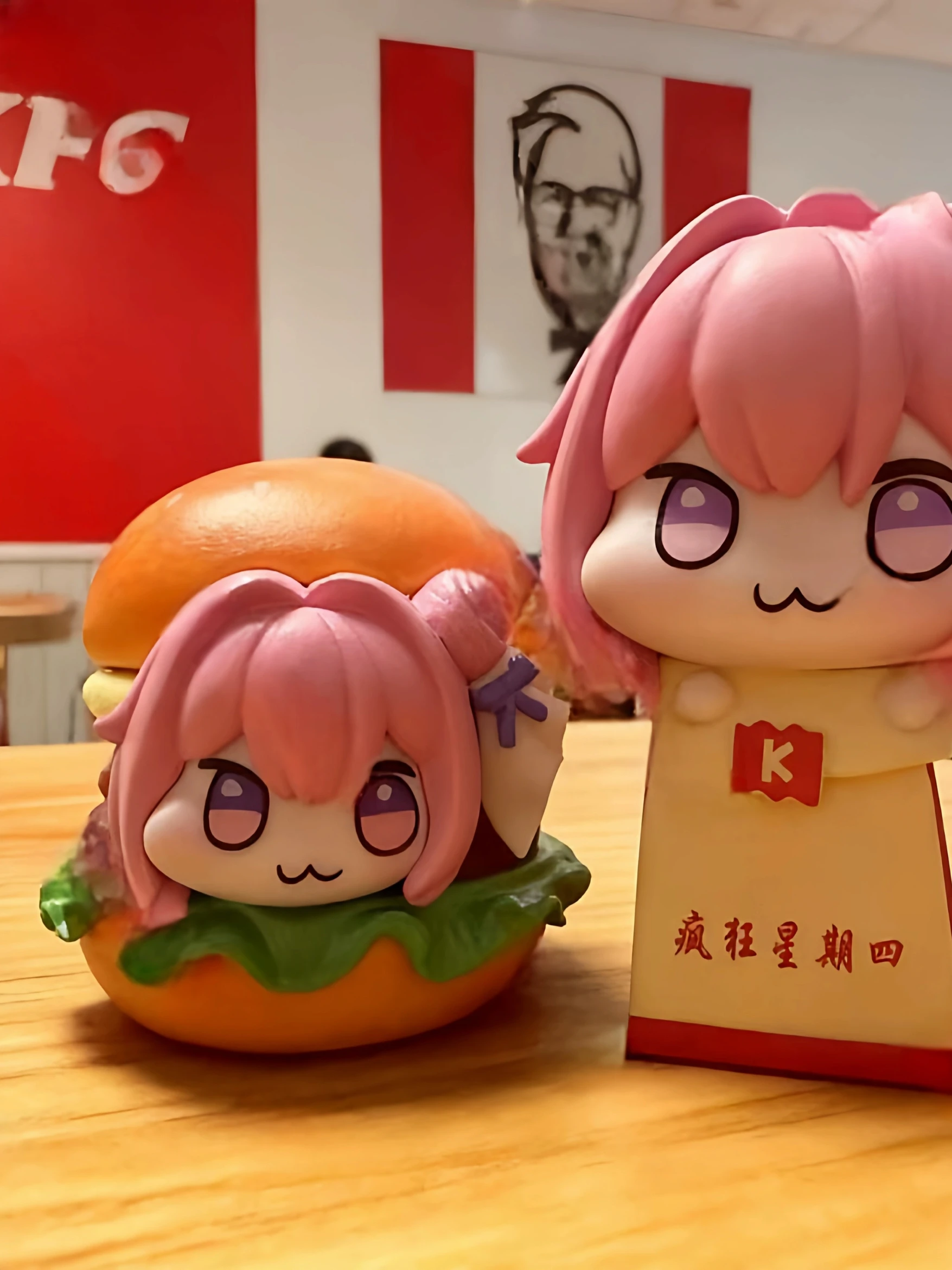 Figura Coleccionable Doro Burger Crazy Thursday, Perro Rosa, Regalo de Cumpleaños, Modelo Estático de PVC, Anime, Juego, Obra...