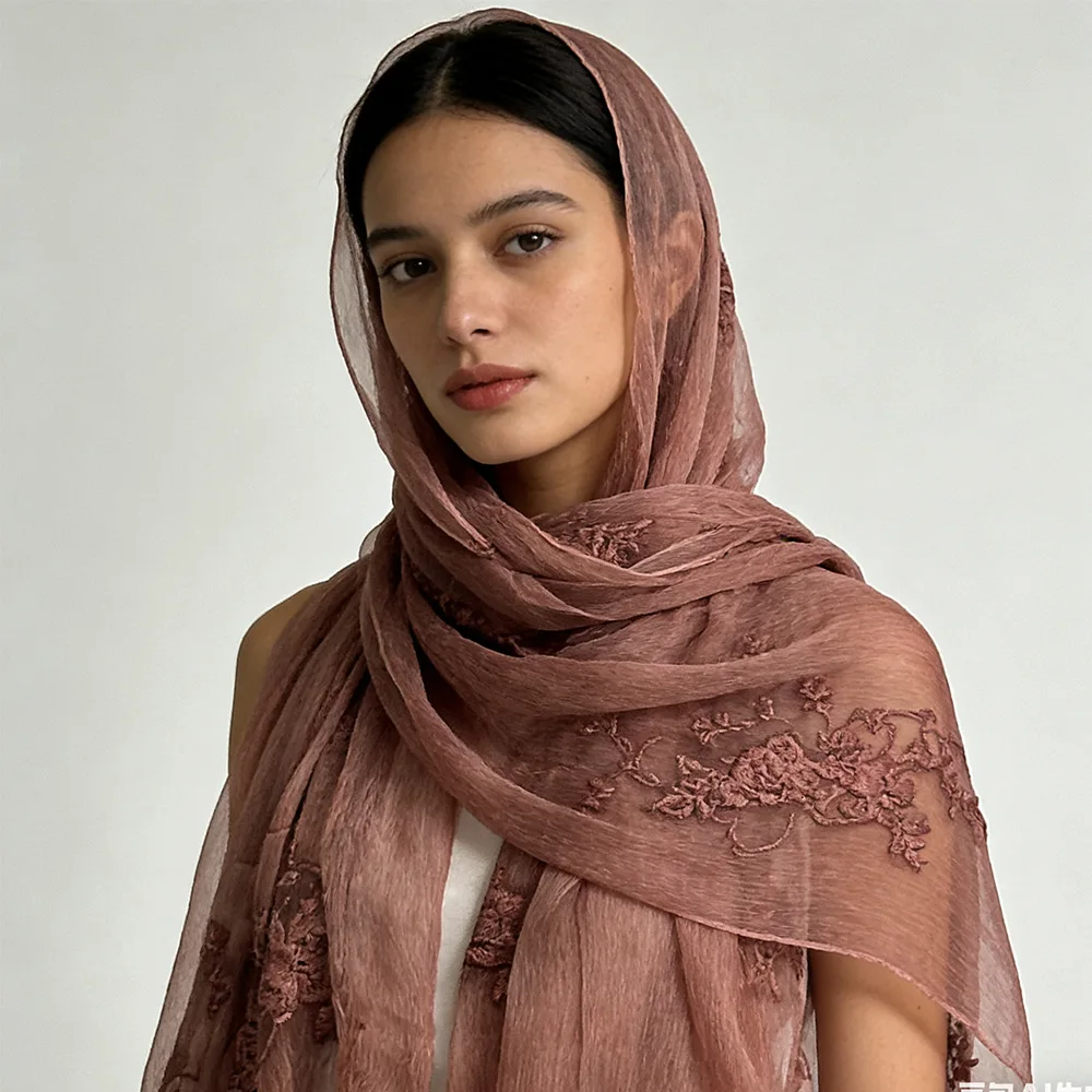 Embroidered mulberry silk scarf with retro pattern