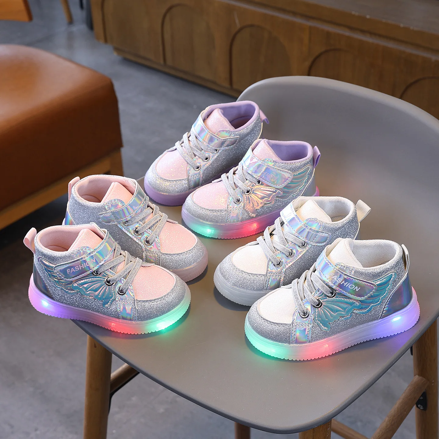Picture 4: Kids LED Light Up Shoes 2026 New Girls Glow Dark Sneakers Sparkle Running Shoes Toddler Boys Girls Non-Slip Sole Casual Outdoor