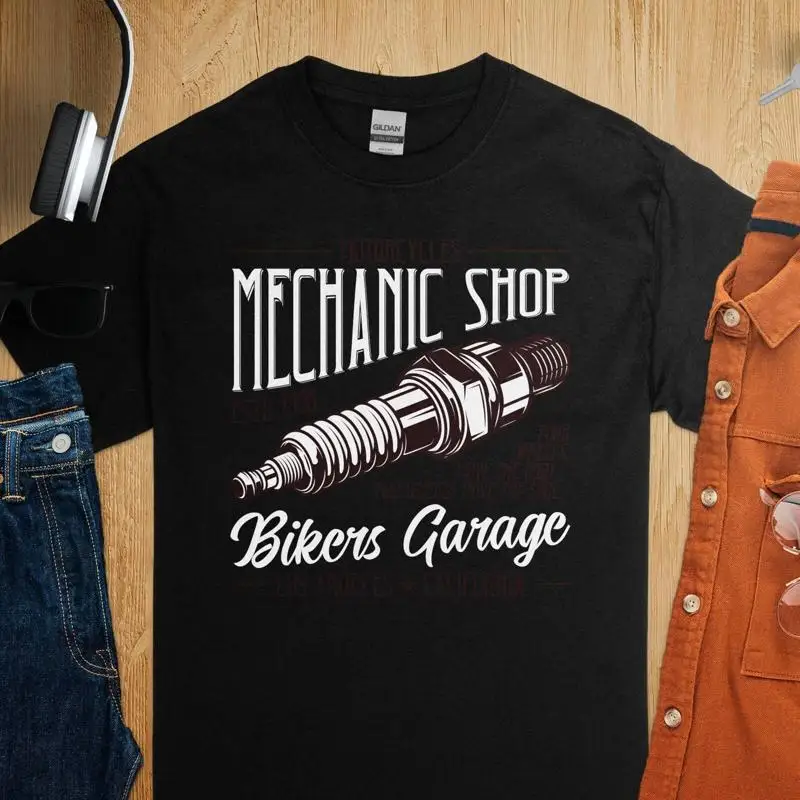 

Винтажная футболка с свечами зажигания в магазине механик Лос-Анджелес Байкер Гараж Мотоцикл