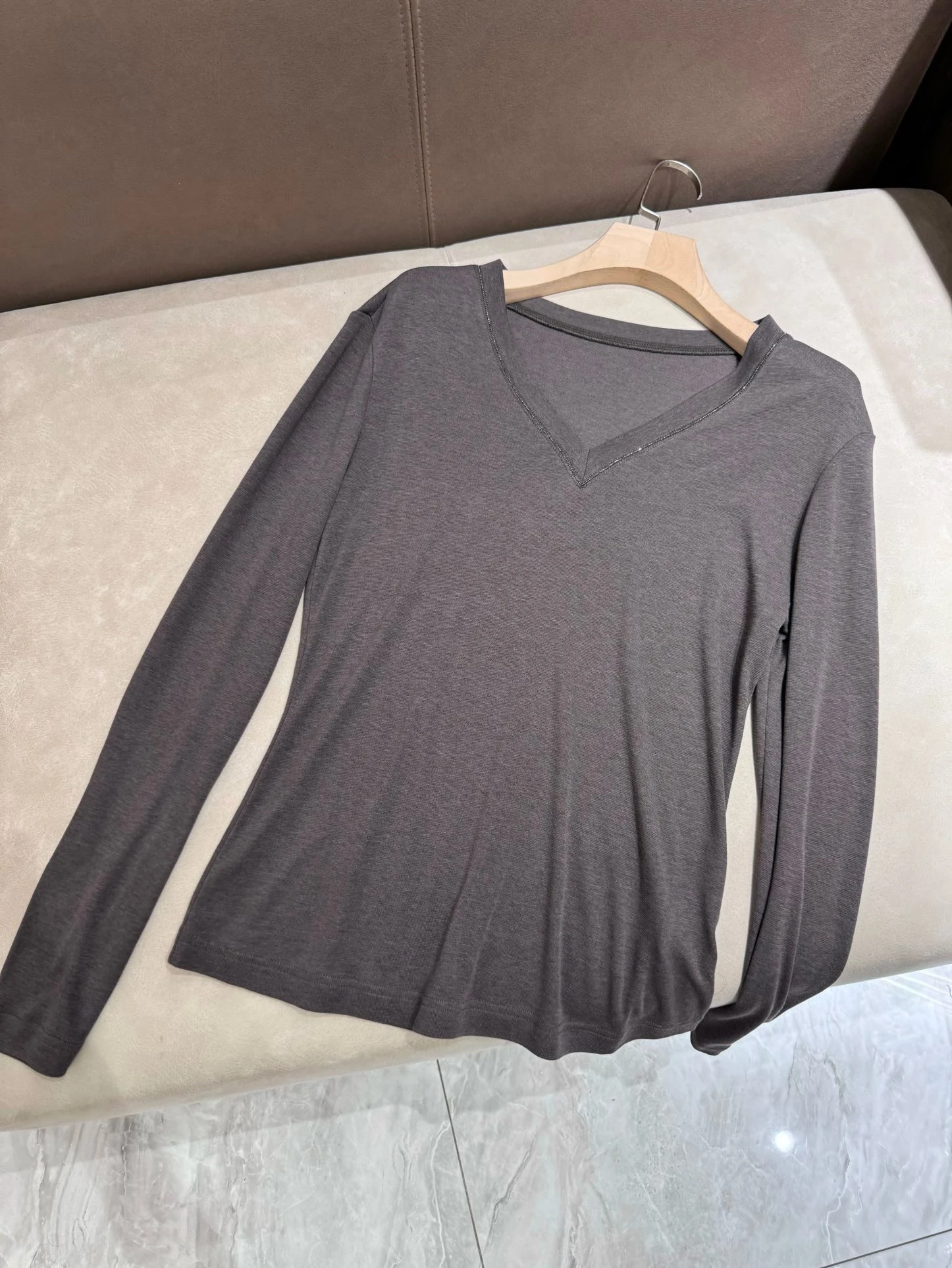 

Autumn 2024 Women's Silk Wool Elastic Long Sleeve Knitted Bottoming Shirt Light V-neck T-shirt Top