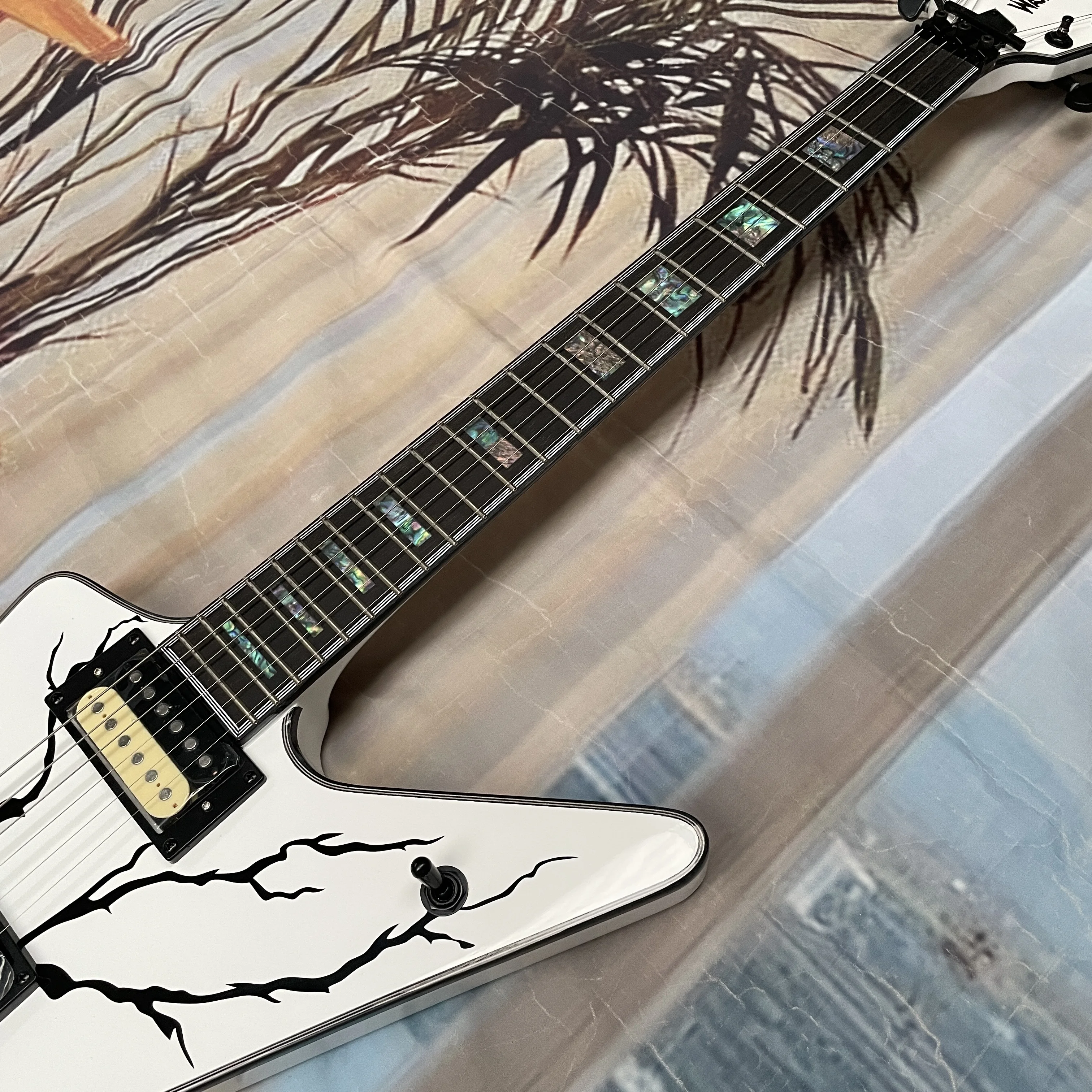 جيتار كهربائي أبيض بستة أوتار  - مراجعة Electric Guitar Beginner وسعره
