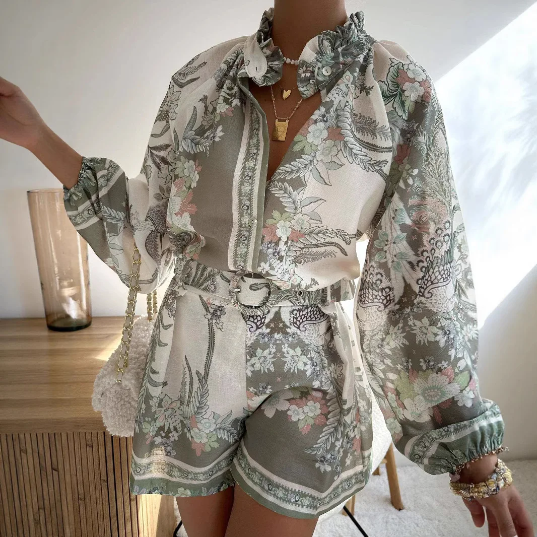 Conjunto de dos piezas con estampado de flores para mujer, camisa holgada de manga larga con cuello alto y botones, pantalones cortos de cintura alta, traje de viajero a la moda