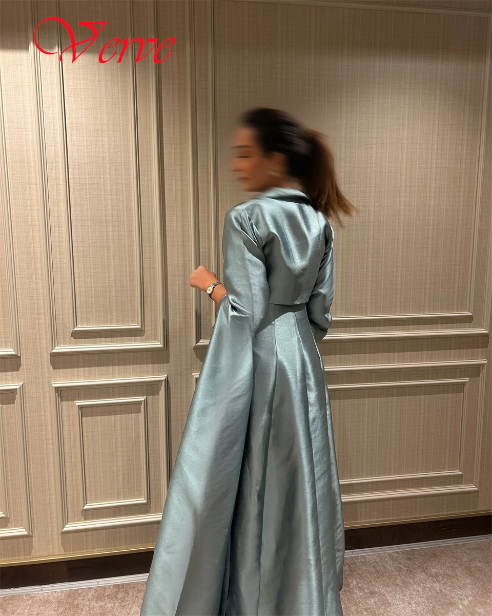 Aangepaste delicate lichtblauwe satijnen avondjurk Hoge kwaliteit strapless spaghettibandjes sjaal lange mouwen beroemdheidsjurken