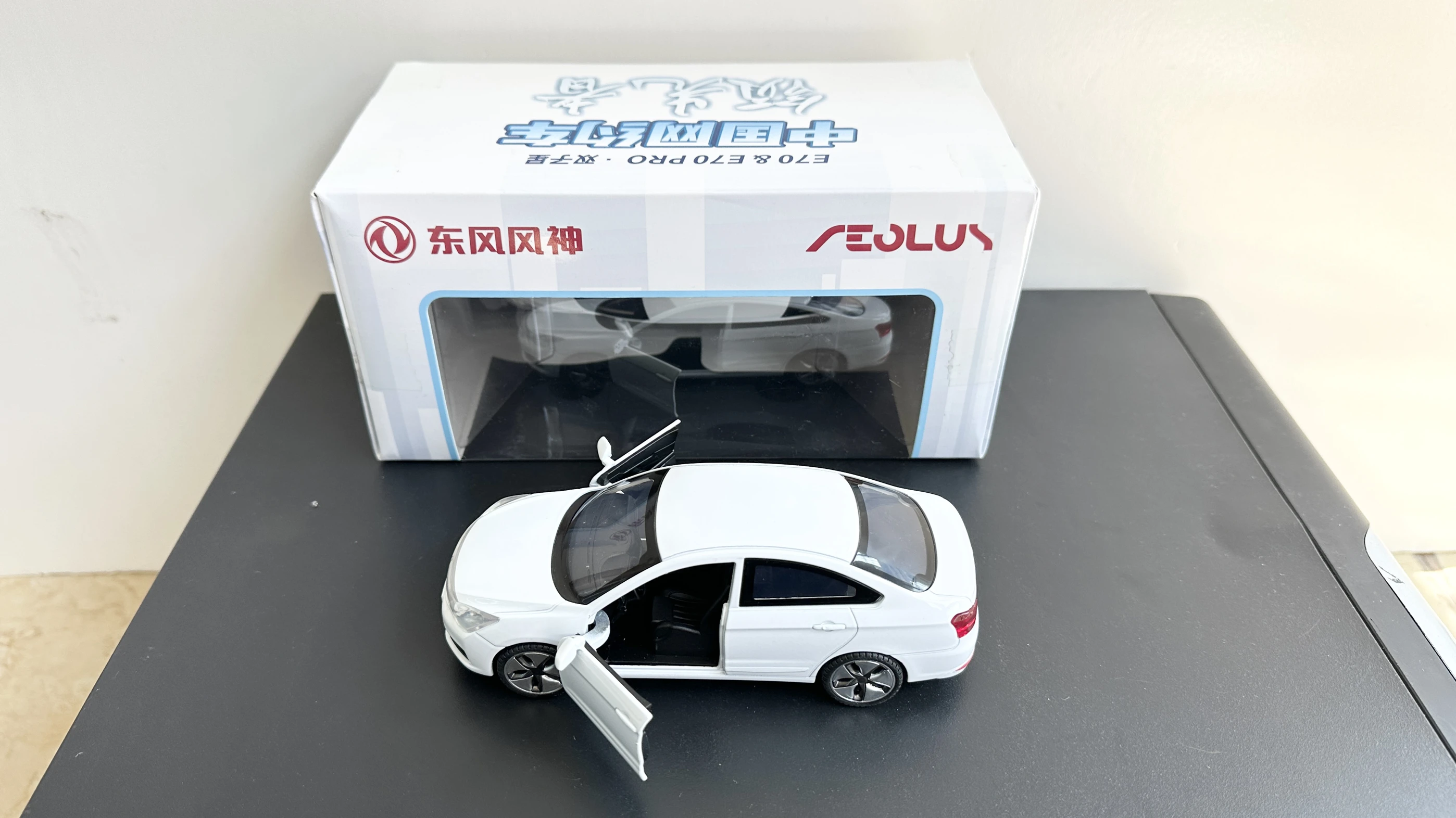 Dongfeng Fengshen E70 1:32 legering simulatiemodel automodel, terugtrekbare 2-deurs, collectie ornament
