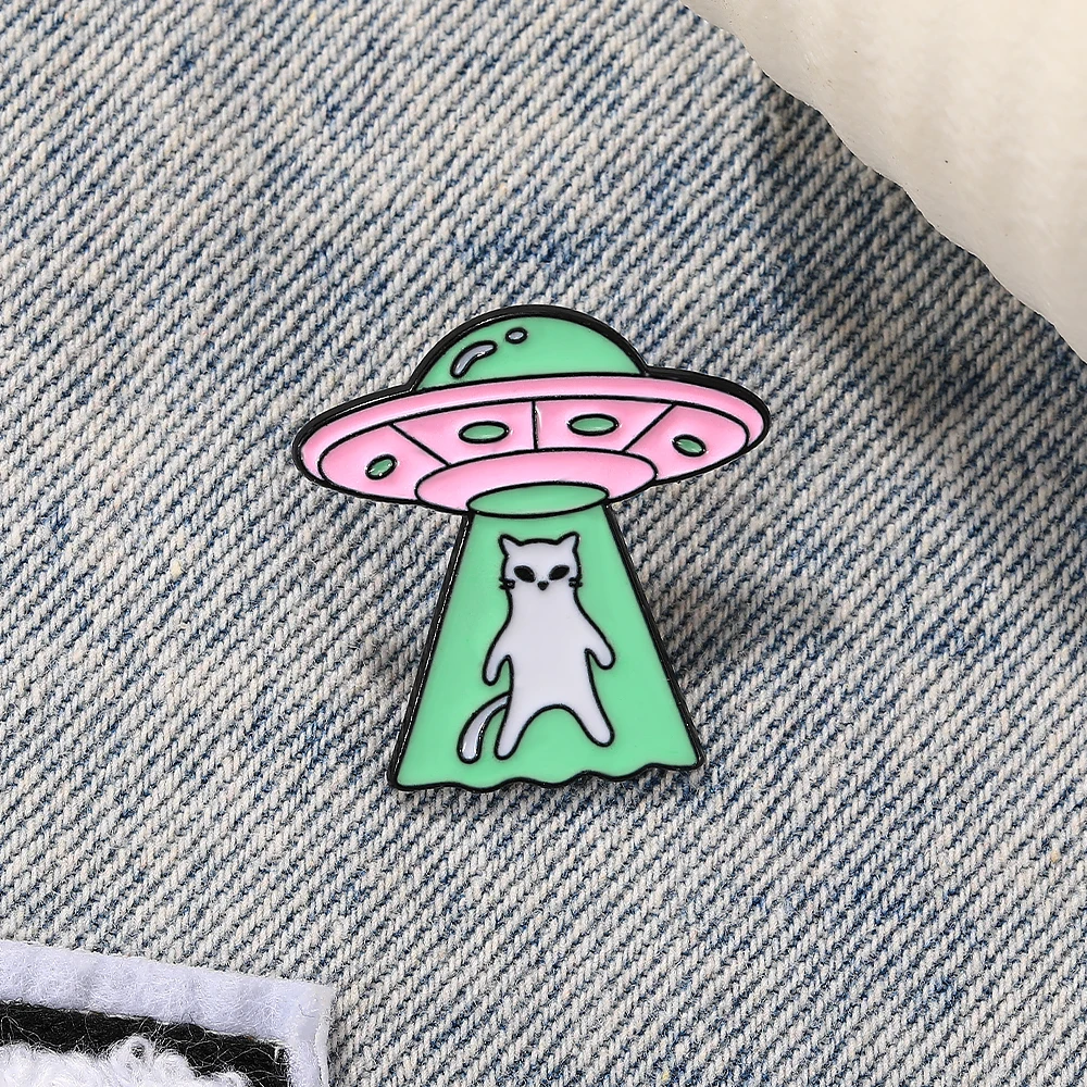 Novelty UFO Alien Cat Design Enamel Lapel Pins White Kitten Pet Brooches Cheap Items With Free Shipping