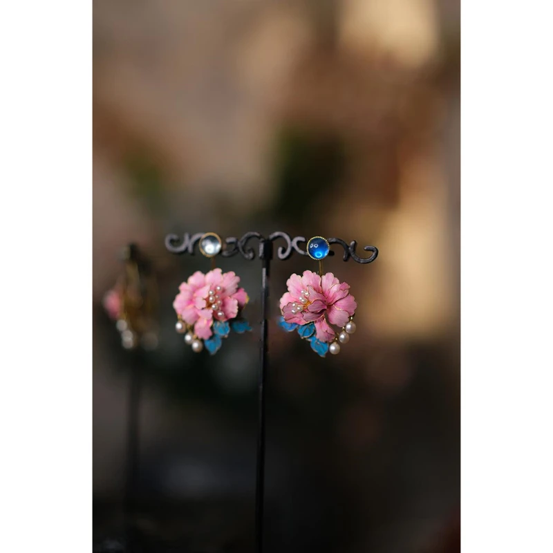 

Traditional Chinese Style Craftsmanship with Gilded Dots and Emerald Peonies Inlaid with Pearls Women Earring Vintage Accessorie